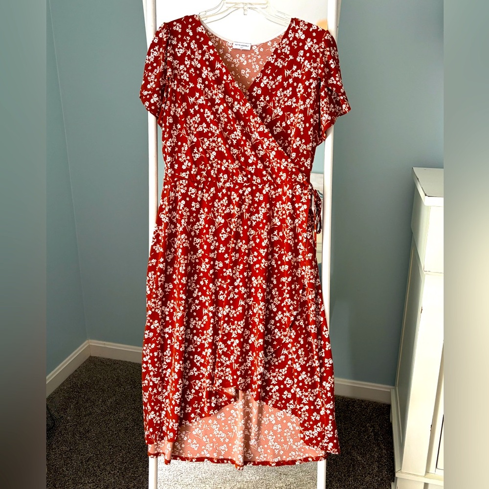 Hi/lo V neck dress. PXL. Rust and Cream